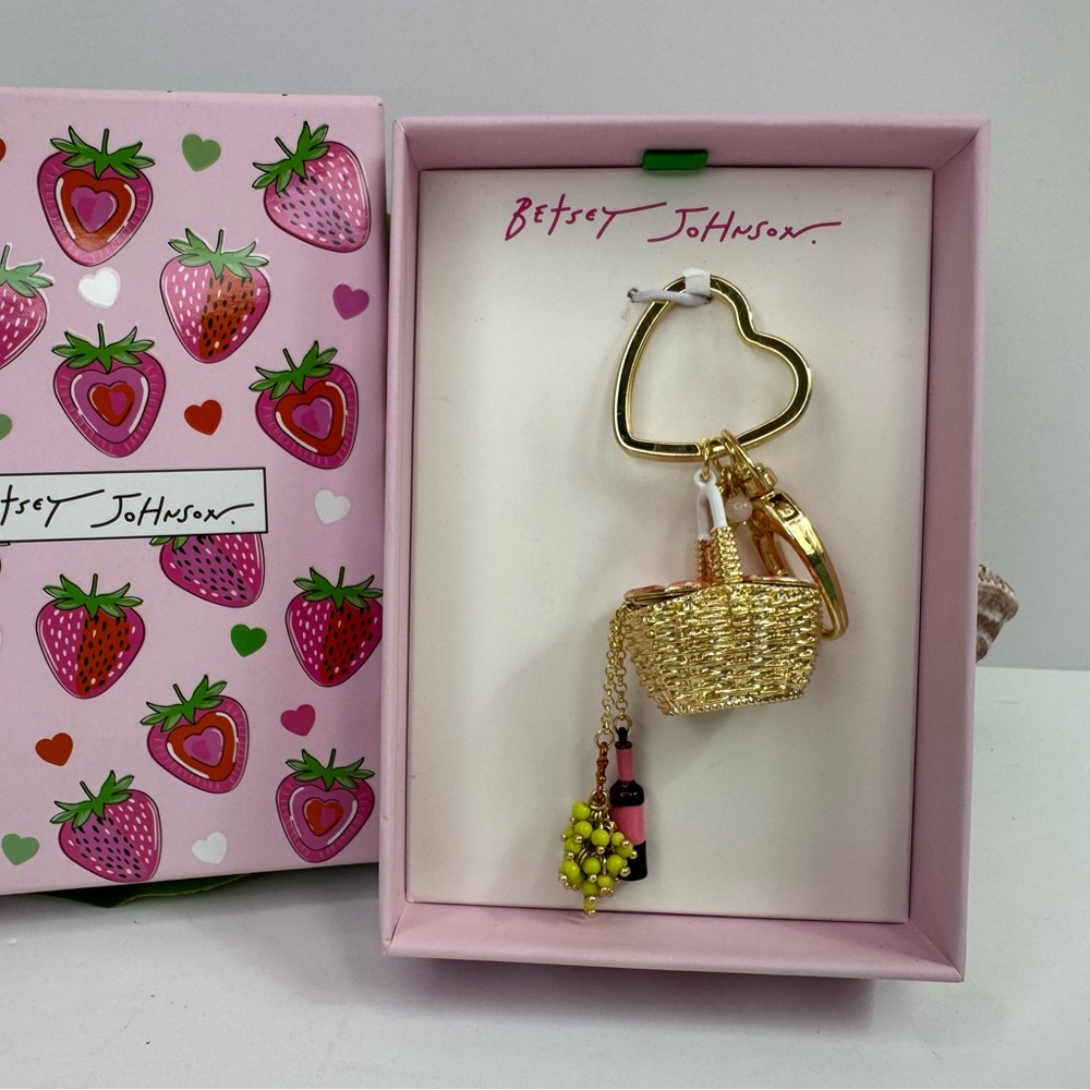 🍷Betsey Johnson Gold Wine Basket Keychain